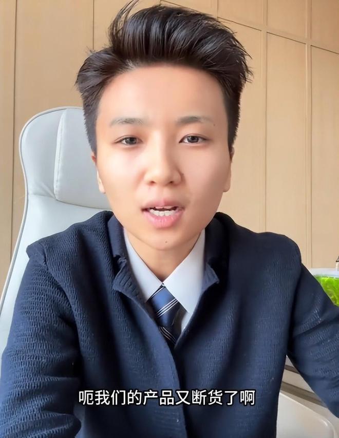 花样!身上贴广告位品牌方更是直接“开打”凯发k8国际娱乐首选肥娟小吃直播又出新(图3)