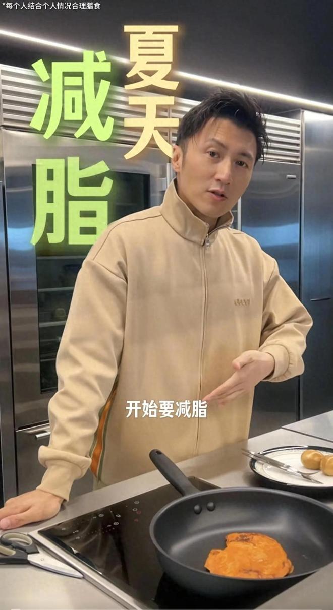 己做饭吃鸡蛋烤肠不放油与王菲分开吃凯发app网站谢霆锋为演唱会减肥自(图2)