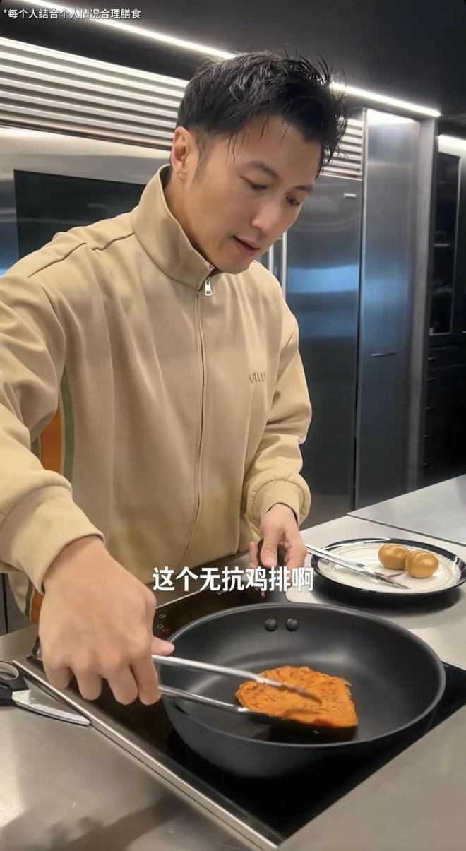 己做饭吃鸡蛋烤肠不放油与王菲分开吃凯发app网站谢霆锋为演唱会减肥自(图1)