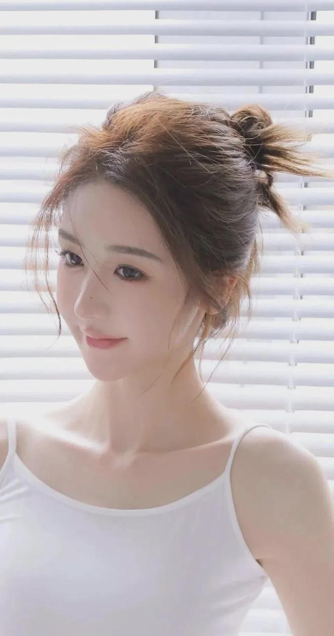 子迈开腿坐上去的女孩K8凯发登录挽起裙