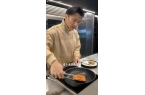 己做饭吃鸡蛋烤肠不放油与王菲分开吃凯发a